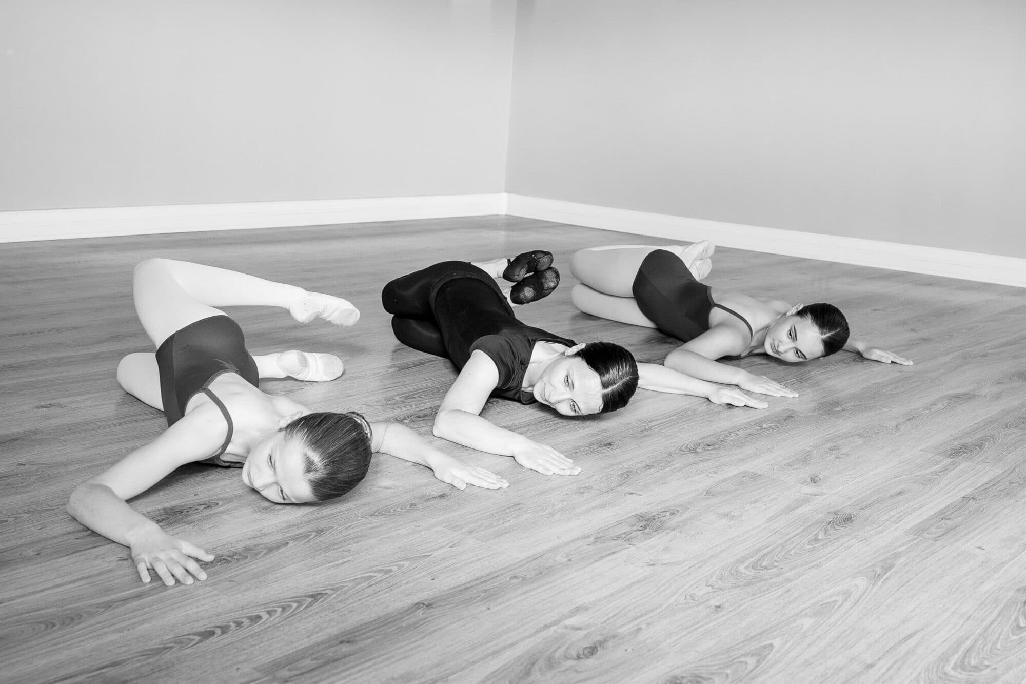 Groupe en séance de barre à terre, exercices au sol