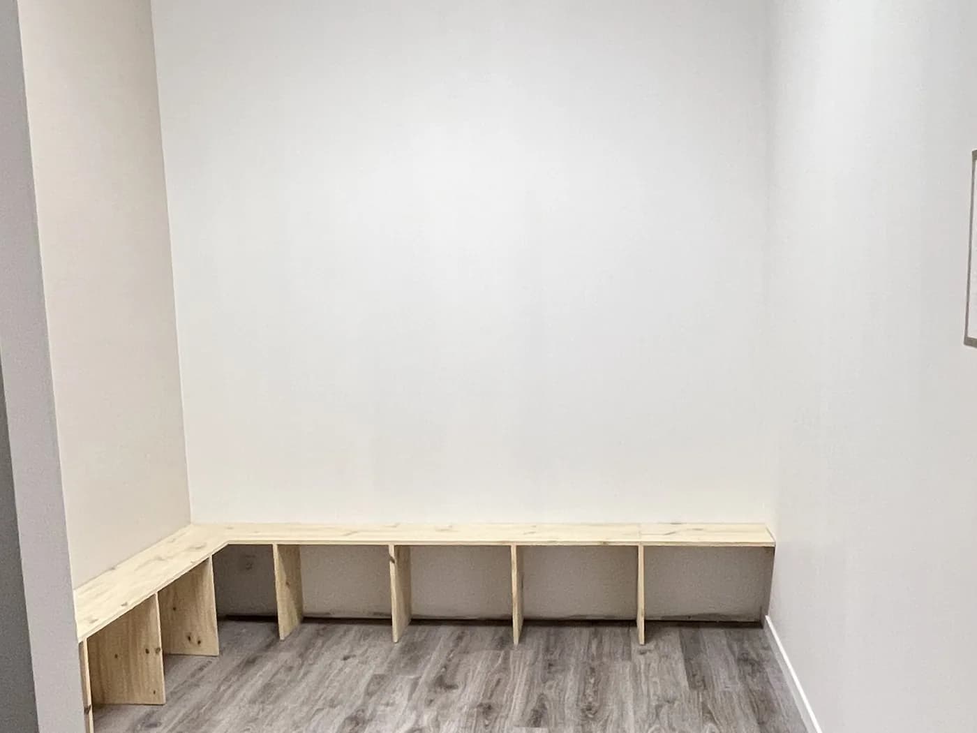 L'espace vestiaire du studio et ses bancs en bois clair, à l'entrée des salles